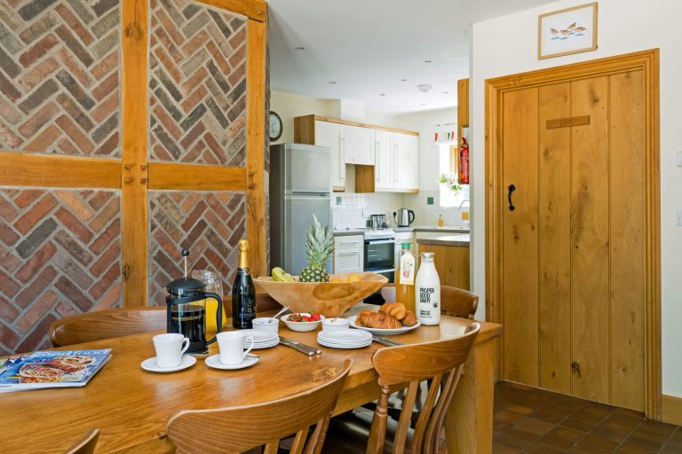 Curlew Cottage Dining Area / Kitchen Curlew Cottage Dining Area / Kitchen