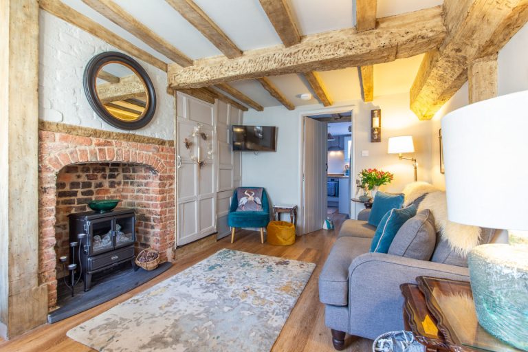 Charlies Cottage Sitting Room4 768x512